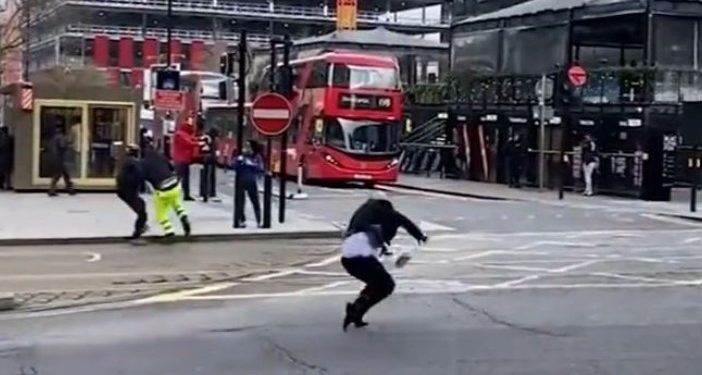 Stuhi në Londër, shihni se si era rrëzon njerëzit nëpër rrugë (VIDEO)