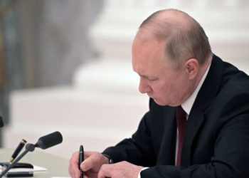Putin urdhëron ushtrinë ruse të hyjë në lindje të Ukrainës