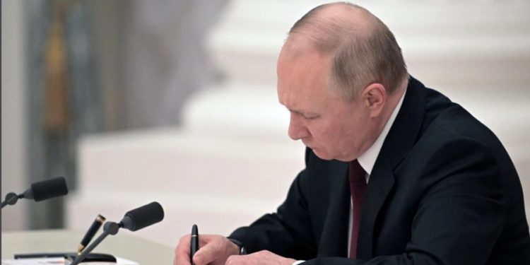 Putin urdhëron ushtrinë ruse të hyjë në lindje të Ukrainës