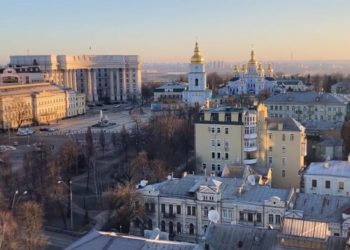 Dita e pestë e pushtimit rus, Kievi zgjohet nga alarmi i sirenave dhe i rrethuar nga ushtarë