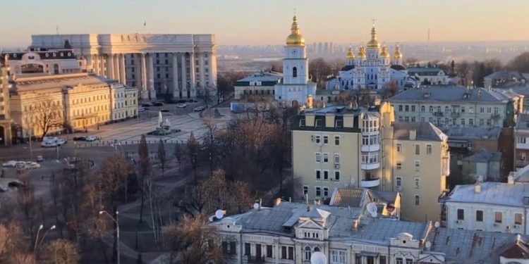 Dita e pestë e pushtimit rus, Kievi zgjohet nga alarmi i sirenave dhe i rrethuar nga ushtarë