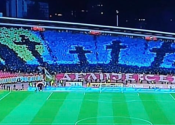 Gjesti i turpshëm i tifozëve serbë, bëjnë varreza me flamurin e Ukrainës në stadium