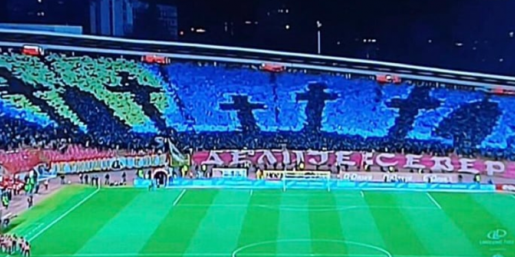 Gjesti i turpshëm i tifozëve serbë, bëjnë varreza me flamurin e Ukrainës në stadium