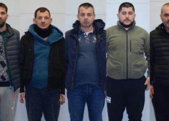 FOTO/Njihuni me shqiptarët xhepistë në autobusat e Athinës, mes tyre edhe një vajzë (Emrat)