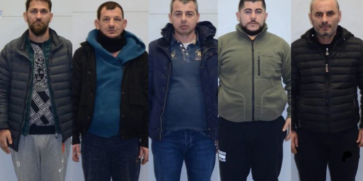 FOTO/Njihuni me shqiptarët xhepistë në autobusat e Athinës, mes tyre edhe një vajzë (Emrat)