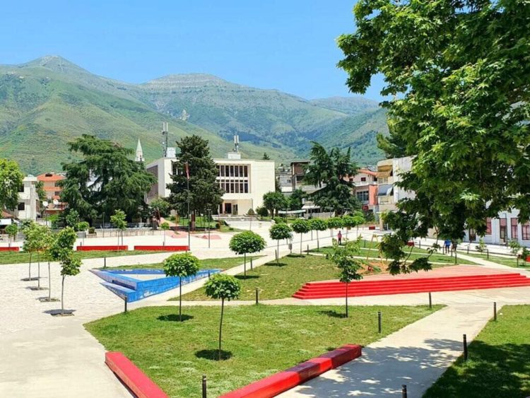 Përndiqte gruan e martuar nga Delvina, rrihet publikisht nga burri i saj dhe shoku i tij