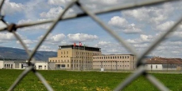 E pazakontë/ Qindra vullnetarë aplikojnë për të provuar burgun e ri