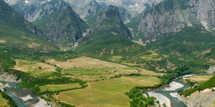 REPORTAZH/ Në Përmet, gosti me egërsirat e grekut