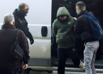 Oficerët grekë marrin në dorëzim të riun shqiptar të akuzuar për vrasjen në Selanik: Më vjen keq që ika, më vjen keq për djalin, do t’i tregoj të gjitha!