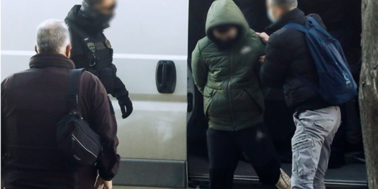 Oficerët grekë marrin në dorëzim të riun shqiptar të akuzuar për vrasjen në Selanik: Më vjen keq që ika, më vjen keq për djalin, do t’i tregoj të gjitha!