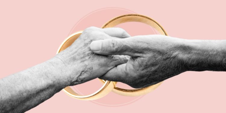 “U njohëm në Facebook”, i riu shqiptar martohet me 70-vjeçaren zviceriane, por gjykata nuk beson në dashurinë e tyre