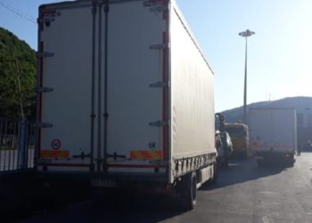 Greqia ngre traun e doganës, lejohet kalimi i kamionëve në Kapshticë