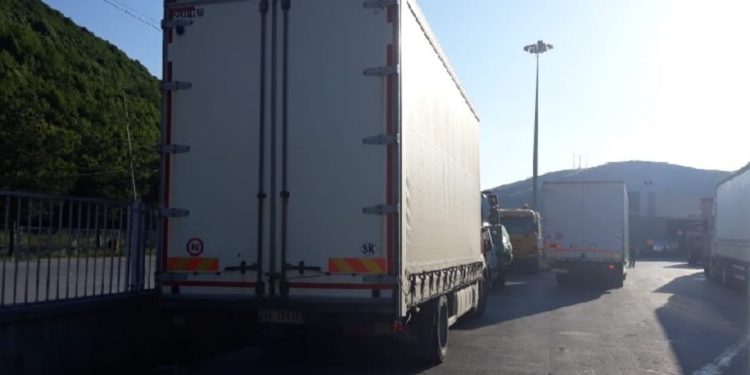 Greqia ngre traun e doganës, lejohet kalimi i kamionëve në Kapshticë