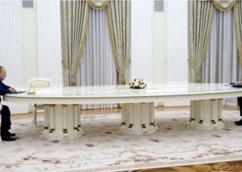 Zbulohet arsyeja e fortë pse Putin dhe Macron u ulën kaq larg