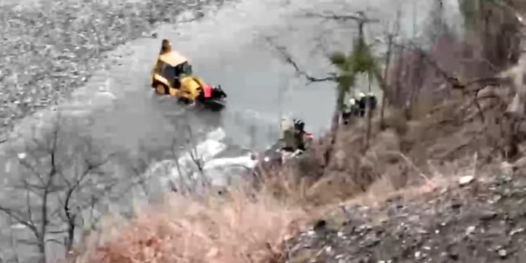 Tragjike/ Makina bie në lumë, shuhet familja me 3 anëtarë (VIDEO)