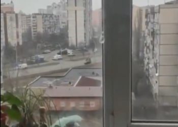 Pamje të rënda/ Shihni sesi tanku rus shtyp makinën në Ukrainë (VIDEO)