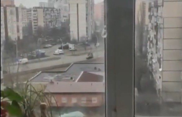 Pamje të rënda/ Shihni sesi tanku rus shtyp makinën në Ukrainë (VIDEO)