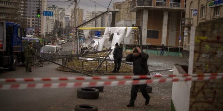 Frikë nga lufta, nëna me dy fëmijët strehohet në stacionin e metrosë: Do tregoj guxim për ata