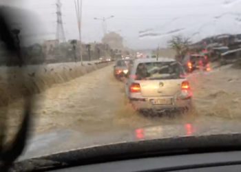 Po vijnë rrebeshe shiu, Ujësjellësi i Vlorës apel qytetarëve: Mos i parkoni makinat në këto zona