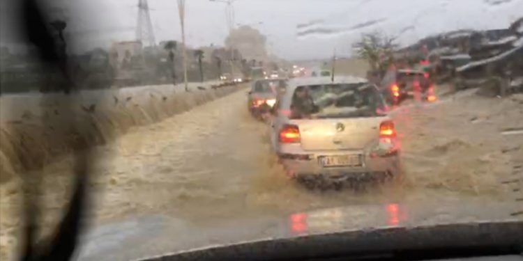 Po vijnë rrebeshe shiu, Ujësjellësi i Vlorës apel qytetarëve: Mos i parkoni makinat në këto zona