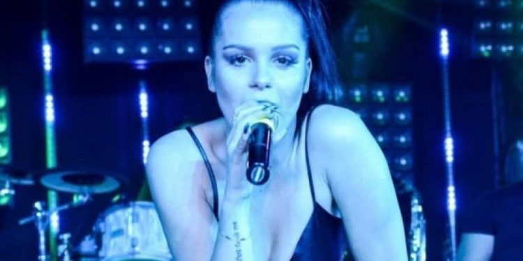 Këngëtarja shqiptare: Nuk njoh kufij! Burrin tim të ardhshëm do ta zhdëp në dru (FOTO)