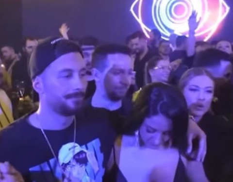 As Bora, as Trixa, Donaldi shihet në krahët e një vajze misterioze