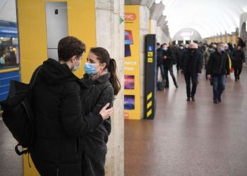 Njësoj si eksodi i shqiptarëve në Kosovë, panik në Kiev, banorët zbrazin bankomatët dhe largohen nga qyteti (FOTO)