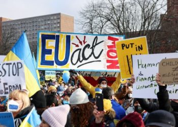 Pushtimi rus i Ukrainës, njerëz nga mbarë bota mbushin sheshet kundër Putin (FOTO)