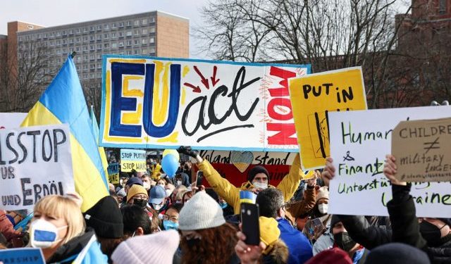 Pushtimi rus i Ukrainës, njerëz nga mbarë bota mbushin sheshet kundër Putin (FOTO)