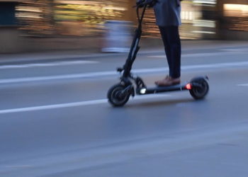 Nxiti të miturin t’i vjedhë monopatinën një gruaje dhe e fshehu në makinën e tij, arrestohet polici hajdut