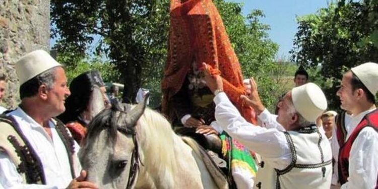 Historia prekëse në fshatin shqiptar/ U vdes vajza ditën e dasmës, për të mos i kthyer krushqit u japin nuse një 15-vjeçare