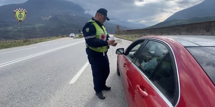 Bilanci i një jave/ 2 të arrestuar, 4 patenta të hequra dhe 283 gjoba nga policia në Gjirokastër (VIDEO)