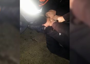 “Hape dorën, hape dorën…”, momenti kur policia e Gjirokastrës arreston dy shpërndarësit e drogës (VIDEO)