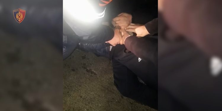 “Hape dorën, hape dorën…”, momenti kur policia e Gjirokastrës arreston dy shpërndarësit e drogës (VIDEO)
