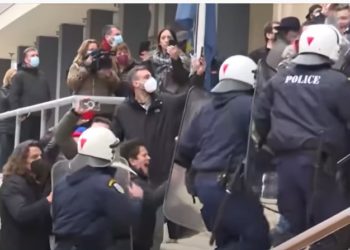 Sharje dhe thirrje për dënim maksimal, shihni çfarë bëhet jashtë Gjykatës së Selanikut teksa po hyjnë 8 të arrestuarit për vrasjen e 19-vjeçarit (VIDEO)