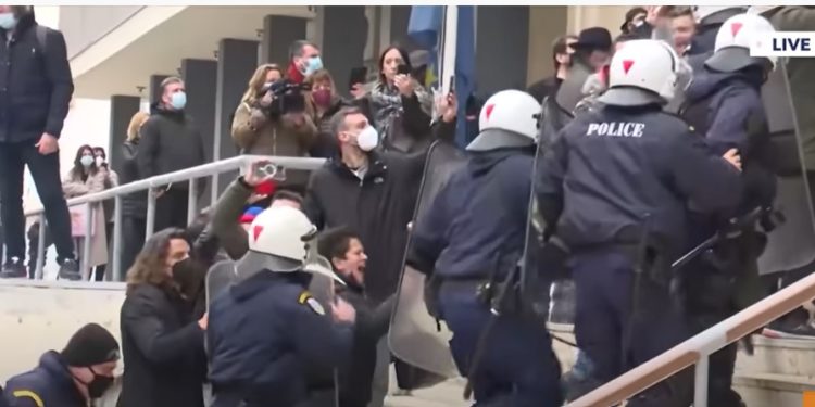 Sharje dhe thirrje për dënim maksimal, shihni çfarë bëhet jashtë Gjykatës së Selanikut teksa po hyjnë 8 të arrestuarit për vrasjen e 19-vjeçarit (VIDEO)