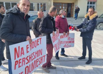 “Na e hoqët përsheshin me qumësht…”, protestojnë fermerët në Përmet: Do t’i shesim bagëtitë, do largohemi nga Shqipëria