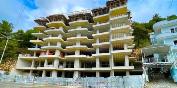 Pallati që çoi në burg drejtoreshën e Bashkisë Sarandë, me leje ndërtimi të shtyrë nga gjyqtari i Gjirokastrës që zhbllokoi 7 ton ushqime të skaduara