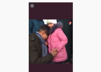 Pamje rrënqethëse, babai ukrainas i jep lamtumirën vajzës teksa niset për luftë (VIDEO)