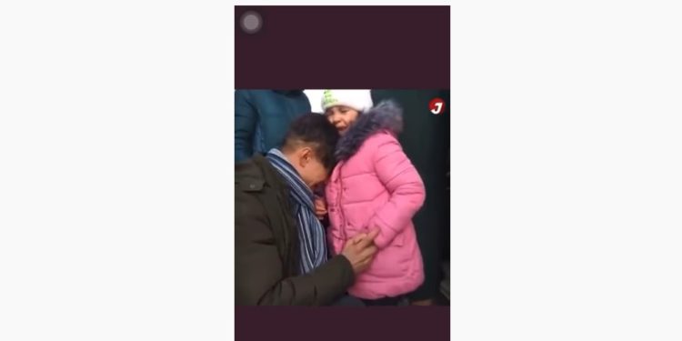 Pamje rrënqethëse, babai ukrainas i jep lamtumirën vajzës teksa niset për luftë (VIDEO)