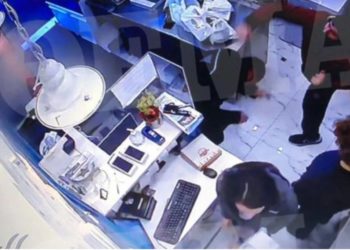 Përleshen shpërndarësit e ushqimit në Athinë, shqiptar ia fut me grusht, greku me thikë. Ja si nisi sherri