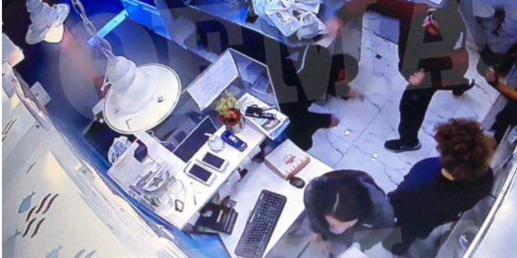 Përleshen shpërndarësit e ushqimit në Athinë, shqiptar ia fut me grusht, greku me thikë. Ja si nisi sherri