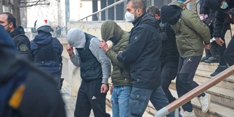 Vrasja që tronditi Greqinë, ja teknika që përdor policia e Selanikut me miqtë e Alqit për të njohur të 12 të akuzuarit