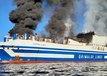 “Zoti është i madh, për fat jemi gjallë”, flasin dëshmitarët e tragetit që mori zjarr në Korfuz (VIDEO)