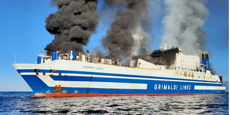 “Zoti është i madh, për fat jemi gjallë”, flasin dëshmitarët e tragetit që mori zjarr në Korfuz (VIDEO)