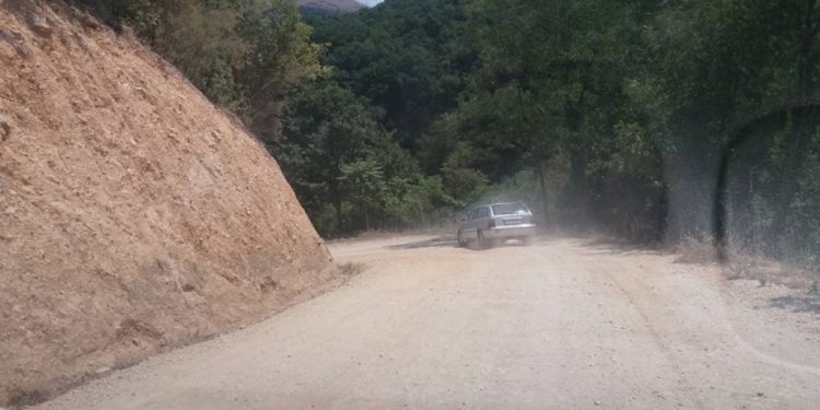 Era u hodhi materialet sipër, plagosen 2 punëtorë në Syrin e Kaltër