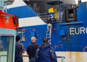 “Kam dëgjuar zëra të tjerë”, ja momenti i shpëtimit të pasagjerit të bllokuar në anijen e djegur në Greqi (VIDEO)