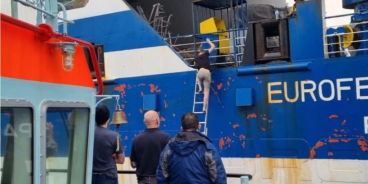 “Kam dëgjuar zëra të tjerë”, ja momenti i shpëtimit të pasagjerit të bllokuar në anijen e djegur në Greqi (VIDEO)