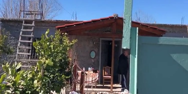 Tronditëse në Vlorë/ Ushtaraku gjendet i vrarë në banesë, ja çfarë thotë babai i tij (VIDEO)