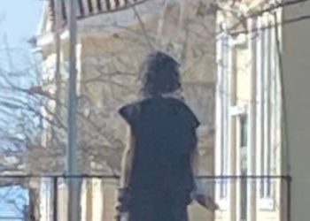 Një burrë misterioz lëviz me një sëpatë në dorë, alarmohen banorët në zonën e Evias në Greqi (FOTO)